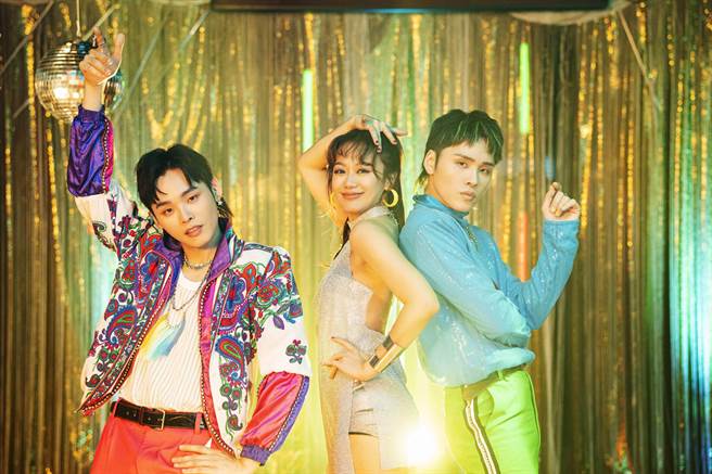 展荣展瑞和芮德重新诠释〈鲁冰花〉。（华纳音乐提供）