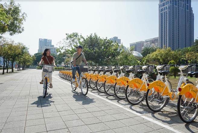 高雄11月间启用YouBike2.0E，随即创下单日周转率新高，高雄市交通局表示，加码投入YouBike2.0及2.0E，预计明年公共自行车辆将达1万辆。（高雄市交通局提供／崔正纲高雄传真）