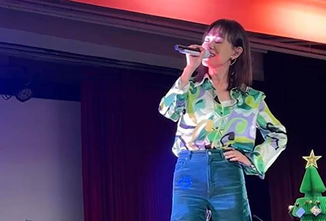 6日高雄長庚醫院攜手癌症希望基金會舉辦「2022聽希望在唱歌 抗癌有我一起」關懷演唱會，金曲歌后彭佳慧獻上美聲，給癌友心靈上的鼓勵。（高雄長庚醫院提供／袁庭堯高雄傳真）