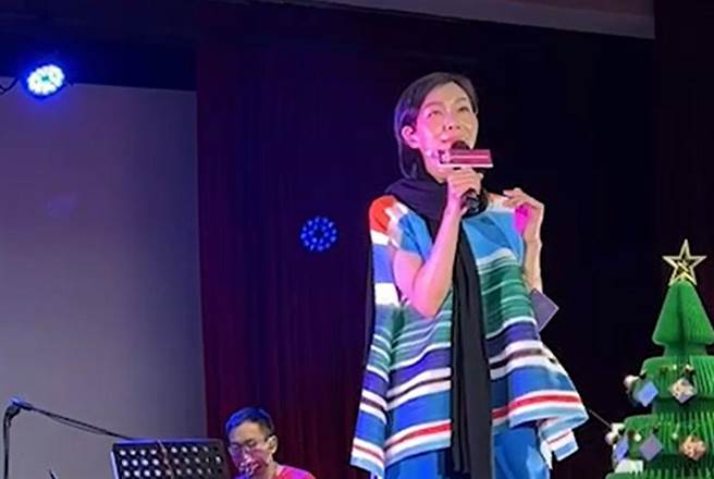 6日高雄長庚醫院攜手癌症希望基金會舉辦「2022聽希望在唱歌 抗癌有我一起」關懷演唱會，歌后萬芳現場獻唱，歌聲讓癌友們陶醉。（高雄長庚醫院提供／袁庭堯高雄傳真）
