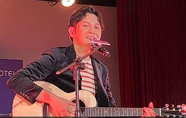 客語歌王羅文裕帶來曲風輕快的「張三的歌」。（高雄長庚醫院提供／袁庭堯高雄傳真）