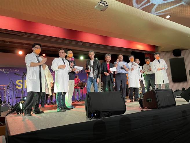 高雄長庚醫院團隊帶來「你是我的花朵」，逗樂台下聽眾。（高雄長庚醫院提供／袁庭堯高雄傳真）