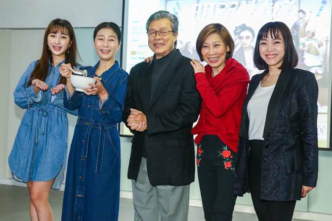 齐薇（左）带着麻油鸡探班妈妈方文琳、杨烈、郎祖筠、范瑞君。（粘耿豪摄）