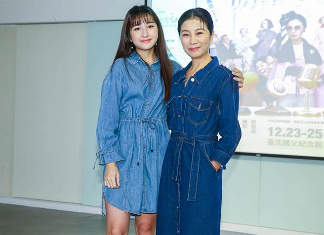 齐薇（左）带着麻油鸡探班妈妈方文琳。（粘耿豪摄）