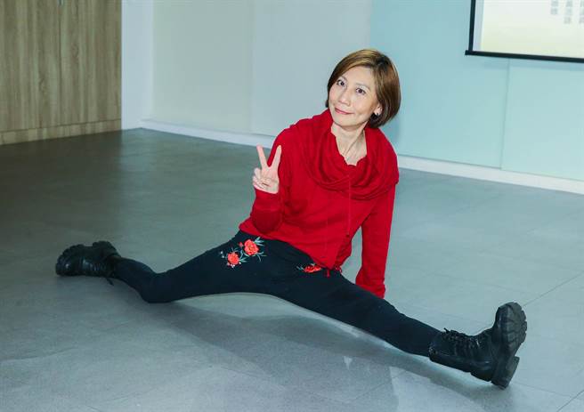 郎祖筠在《明星养老院》排练场展现劈腿软Q实力。（粘耿豪摄）