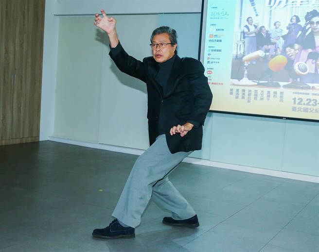 杨烈在《明星养老院》秀一段拳脚功夫。（粘耿豪摄）