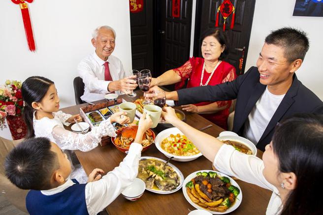 （新天地积极抢攻即将到来的「2023金兔年」年菜外带商机。图／新天地提供）