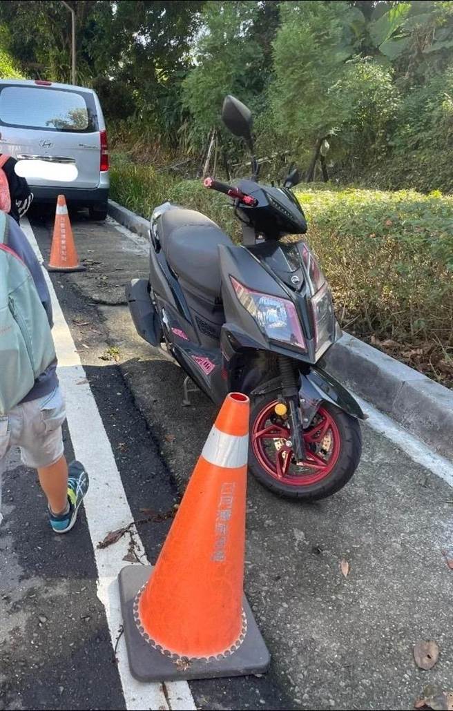 遊客4日到日月潭遇「帶位停車」收取200元，沒想到竟是停路邊白線，讓他超傻眼。（翻攝臉書《爆料公社》／楊靜茹南投傳真）