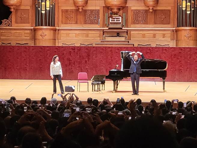 大提琴家马友友回来了，今晚在台北国家音乐厅演出，和老友钢琴家凯瑟琳一起，演出完毕，观眾仍不断鼓掌，马友友除了大讚台湾观眾「很美丽」，也热情回应观眾掌声，手比大爱心，展现俏皮的一面。（李欣恬摄）