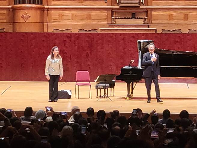 大提琴家马友友回来了，今晚在台北国家音乐厅演出，和老友钢琴家凯瑟琳一起，两人默契依旧。（李欣恬摄）