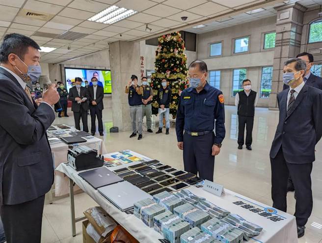 警政署长黄明昭（中）视察扫荡黑道诈欺集团的成果。（胡欣男摄）