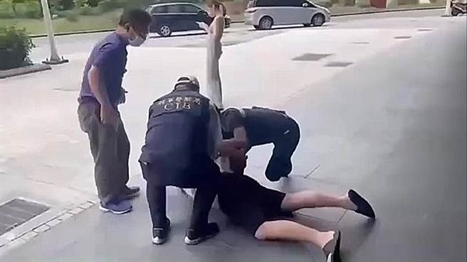 静安会陈姓大哥被警方压制逮捕。（翻摄画面）