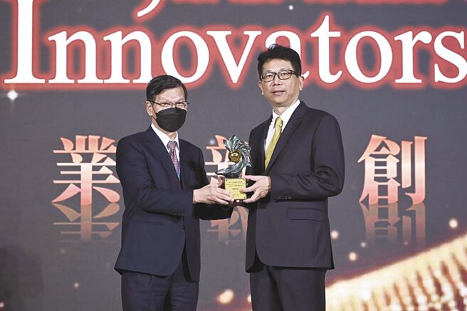台湾大哥大获颁第19届「国家新创奖－企业新创奖」。图左为国家生技医疗产业策进会会长翁启惠，图右为台湾大哥大企业用户事业群副总经理暨商务长吴传辉。图／台湾大哥大提供