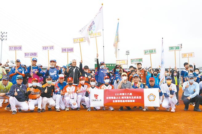 三商投控董事长陈翔立（前排右五）与来自全台各地的队伍参与「第十八届台湾慢垒之父－陈河东先生纪念杯全国慢速垒球锦标赛」开幕典礼。图／三商美邦人寿提供