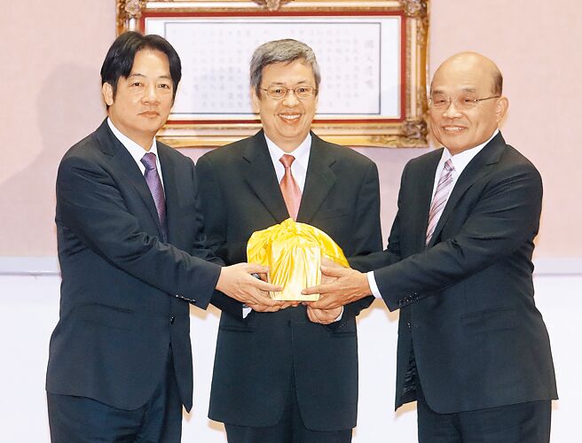 賴清德（左）是民進黨內目前最被看好的2024接班人。右為行政院長蘇貞昌，中為傳要接閣揆的陳建仁。（本報資料照片）