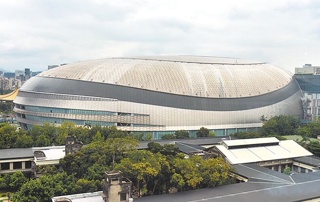 大巨蛋原规画2015年完工，如今卡蛋8年，赔掉的不仅是时间还包括老百姓纳税钱。（本报资料照片）