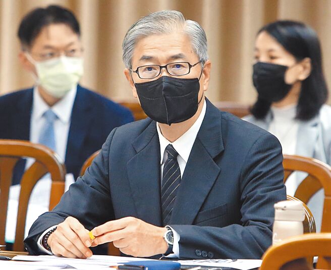 金管會主委黃天牧（前）5日表示，台股對外資而言，有三大吸引力。（趙雙傑攝）