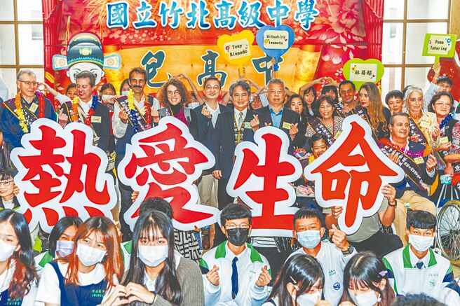 9位全球热爱生命奖章得主送爱新竹，分享生命故事，与竹北高中师生合影。（罗浚滨摄）