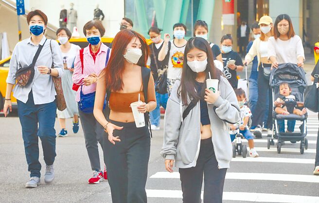 指挥中心预估，大陆受解除封控影响，疫情可能于农历春节前达到高峰，指挥官王必胜表示，会持续关注当地疫情发展，随时滚动式检讨，但不会对春节返台的台商祭出居家检疫。资料图为台北街头。（陈君玮摄）