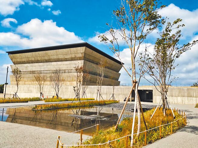 新竹市大坪顶纳骨塔「永恒之丘」近日再夺2022金点设计奖最高荣誉「年度最佳设计奖」。（陈育贤摄）