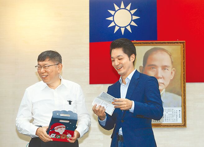 台北市長柯文哲（左）與台北市長當選人蔣萬安（右）5日出席市政交流暨交接討論會。（陳怡誠攝）