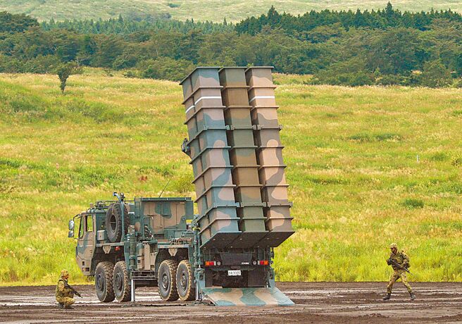 图为在日本富士山麓东富士演习场，陆上自卫队员在进行导弹部署演习的资料照片。（新华社）