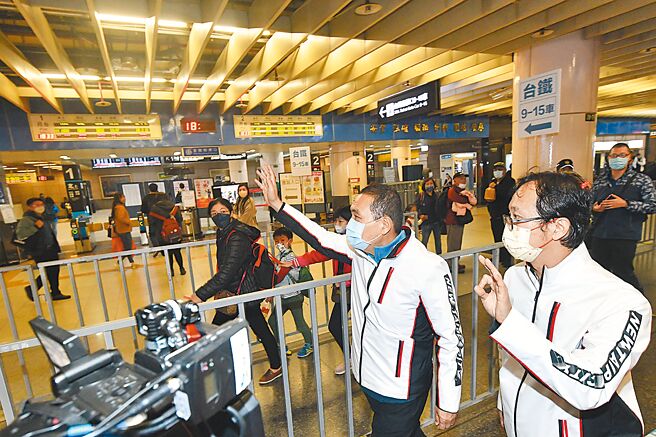 新北市长侯友宜5日晚视察欢乐耶诞城安全措施与疏散动线。（叶德正摄）