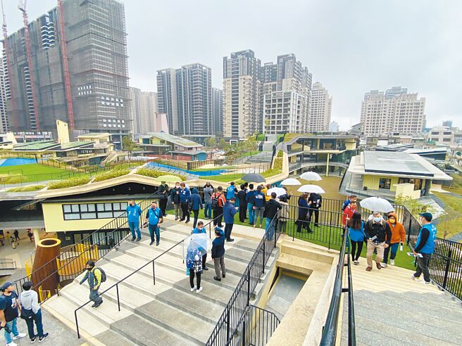 立法院教文委员会召委郑正钤5日与准市长高虹安、多位市议员共同考察新竹市关埔国小兴建校舍进度与状况。（陈育贤摄）