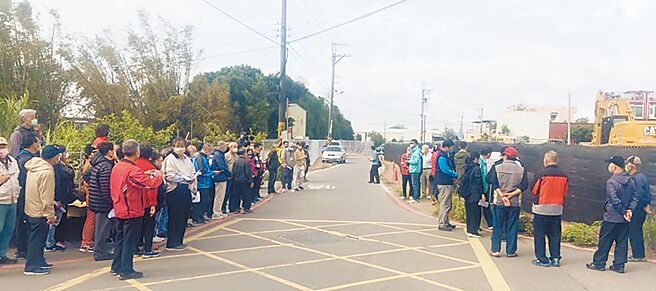 民进党籍市议员萧隆泽、东宝里长林铭泉，5日召集市府民政局等单位会勘，近百位居民到场关心（见图）。（市议员萧隆泽服务处提供／陈世宗台中传真）