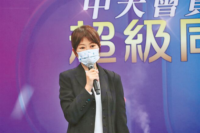 卢秀芳昨一出场，就以独特方式点名粉丝。（中天新闻提供）