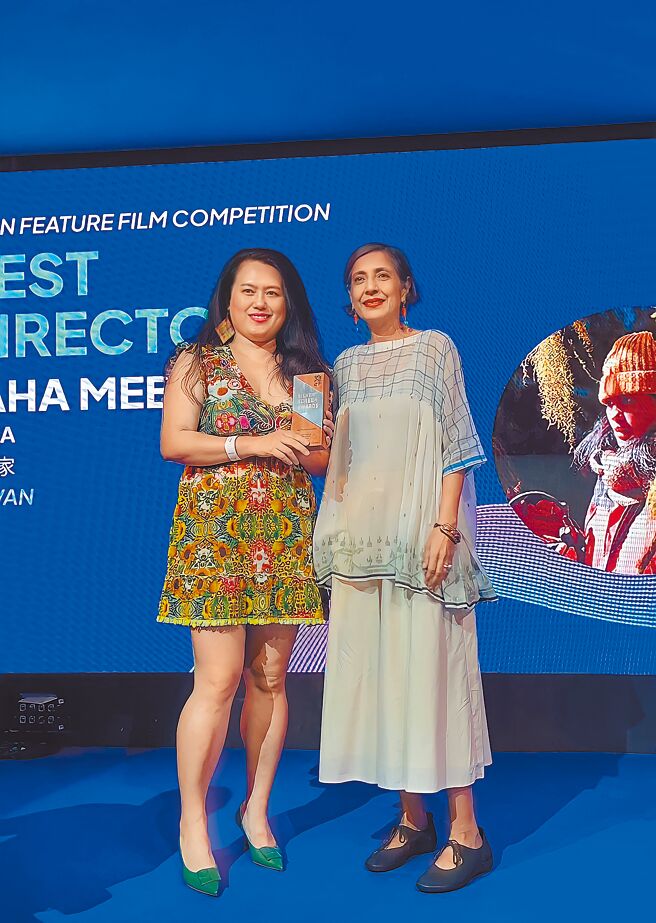 《哈勇家》导演陈洁瑶（左）获评审瑞芮图莎琳颁发最佳导演奖。（华映提供）