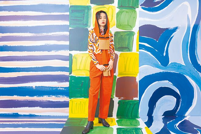 UNIQLO X MARNI HEATTECH印花高领T恤呈现鲜亮活泼感，790元；针织围巾则标榜可以当披肩也能作帽子保暖，990元。（UNIQLO提供）