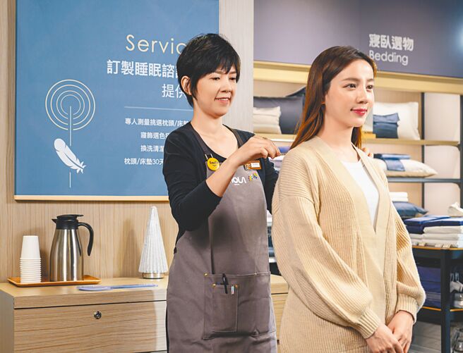 HOLA以专用器具测量「肩宽、颈深、夹角」，以智能选枕系统推荐枕头。（HOLA提供）