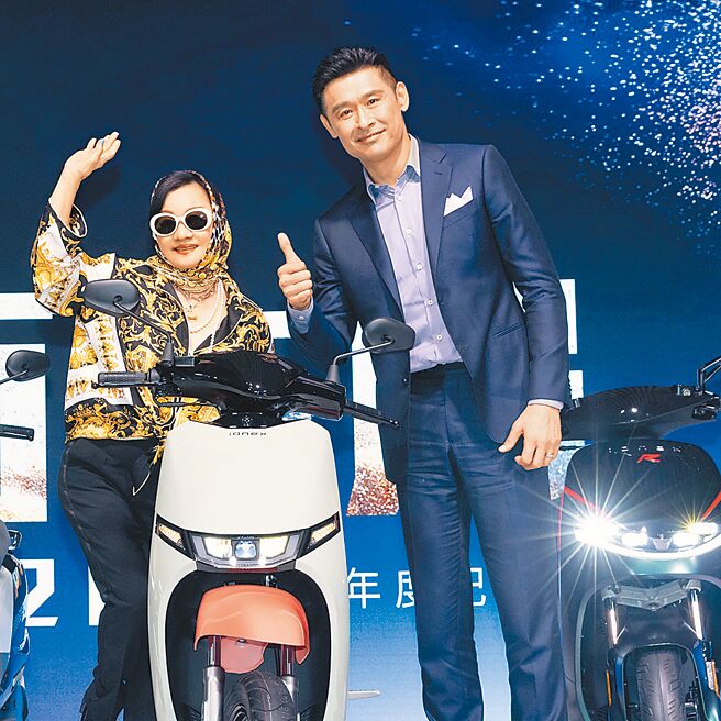 Ionex光阳电动车「全面布局」10月新车发表会后销量大爆发，11月第三度站上国内电动机车市占第二，并以1036台销售量一举写下Ionex自家的销售歷史新高。图为光阳董事长柯胜峯（右）与「时尚天母」比莉一同发表全新绿牌电车i-One Air时合影。（光阳提供）
