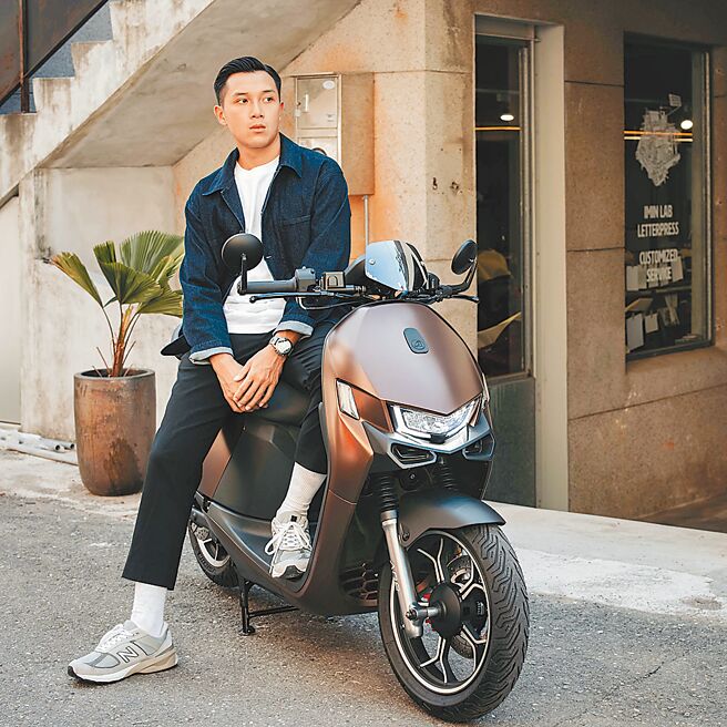 政府電車補助政策進入尾聲，其中經濟部工業局最高7000元補助更將在本月10日申請截止，民眾搶搭補助末班車購車需求擴大，宏佳騰智慧電車以實際行動持續加碼力挺（見圖），推出指定車款最低65折起、首年最高12個月電池資費折抵等年終優惠。（宏佳騰提供）