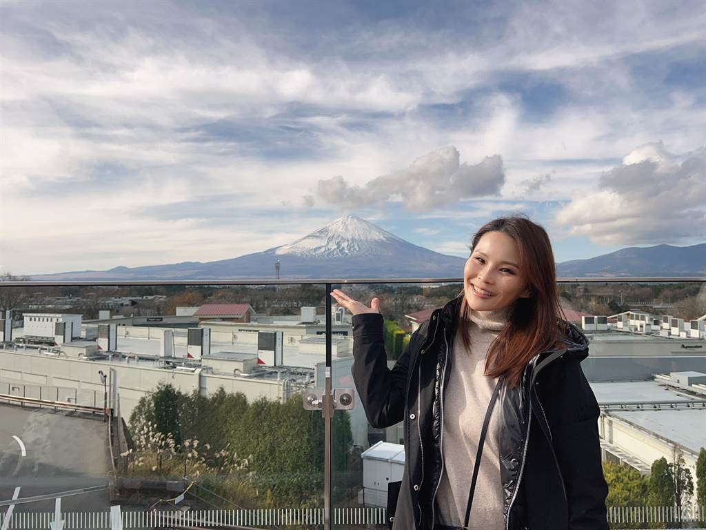 周蕙日前赴日本旅行，在富士山下泡湯，享受當地美景。（華研國際提供）
