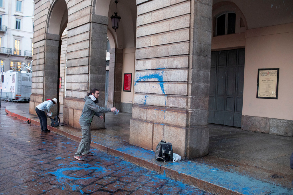 5名气候环保人士在早晨7时30分后不久，将油漆桶丢向义大利米兰市着名的史卡拉歌剧院（La Scala Opera House）外墙和门廊内。图/路透社(photo:ChinaTimes)