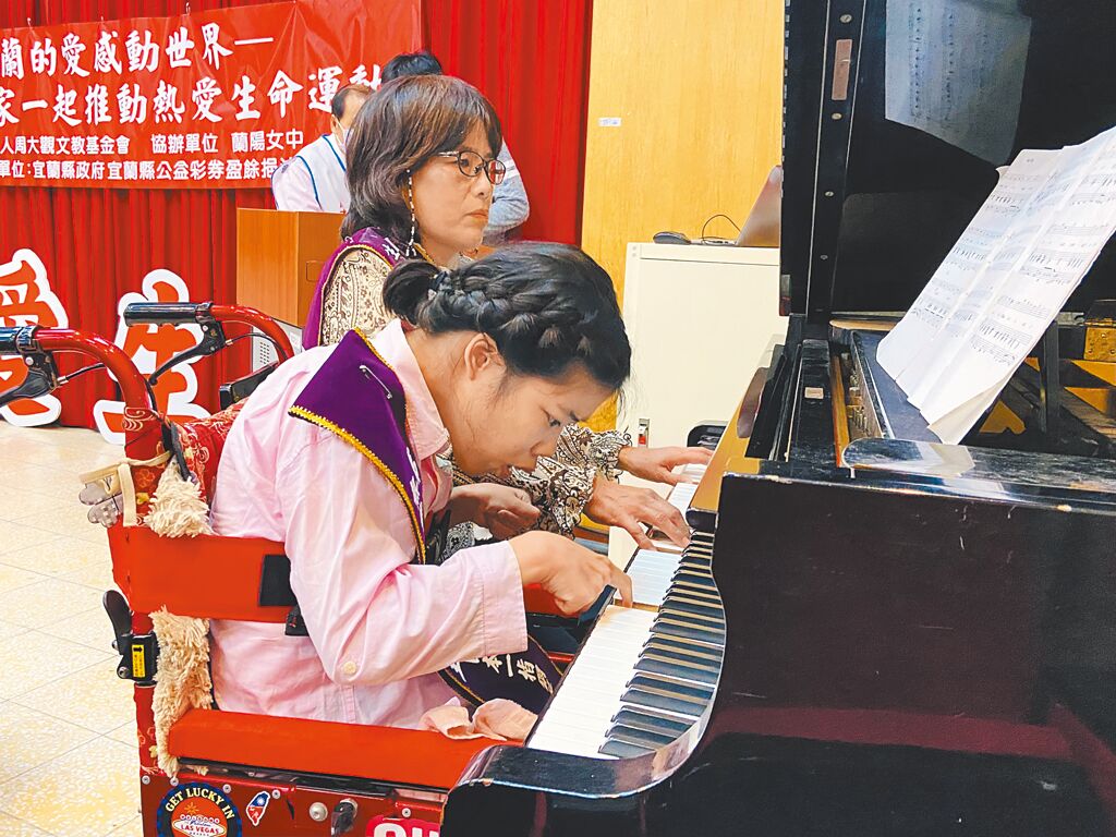 周大觀文教基金會6日舉辦「探索生命．接軌國際」活動，日本一指鋼琴天使岩崎花奈繪演奏鋼琴，呈現出生命樂章，令人感動不已。（吳佩蓉攝）