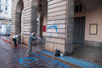 環保人士警示氣候變遷 米蘭史卡拉歌劇院門口潑漆