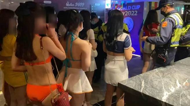 北市大安警分局临检比基尼辣妹酒店，藉此宣示维护治安的决心。满场辣妹穿梭，员警害羞不敢直视。（翻摄画面）