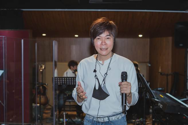 洪荣宏将于10日首度登上台北小巨蛋开唱，正忙彩排团练。（宽宏艺术提供）