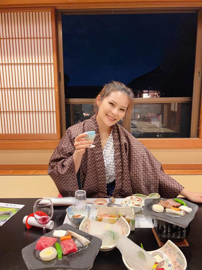 周蕙日前赴日本旅行，开心享受高檔行程。（华研国际提供）