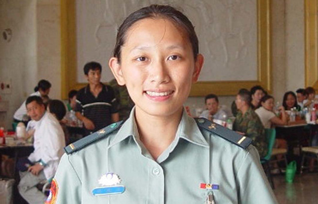 国军最资深西点军校毕业女军官洪婉婷已申请退伍获准，图为洪琬婷中校刚毕业归国挂阶少尉时资料照。(中时资料库)