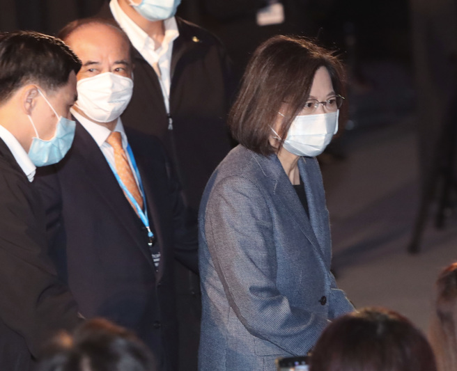 前立委沈富雄认为，总统蔡英文（右一）现在最大矛盾、 最大挫折是「手上没兵可用」。（资料照,郑任南摄）