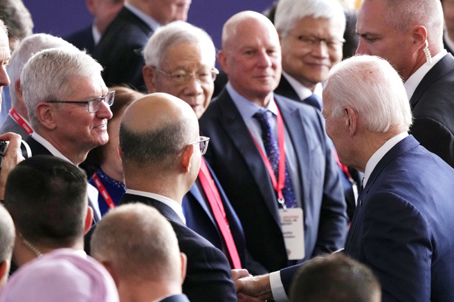 6日台积电美国亚利桑那州凤凰城晶圆厂的移机典礼上，美国总统拜登在致词后与苹果执行长库克（Tim Cook）握手。（图／美联社）