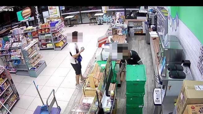 陈姓男子涉嫌至大湖乡某超商未付款劫走订购的苹果手表。（读者提供／谢明俊苗栗传真）