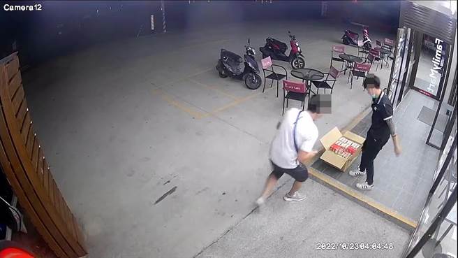 陈姓男子涉嫌至大湖乡某超商未付款劫走订购的苹果手表。（读者提供／谢明俊苗栗传真）