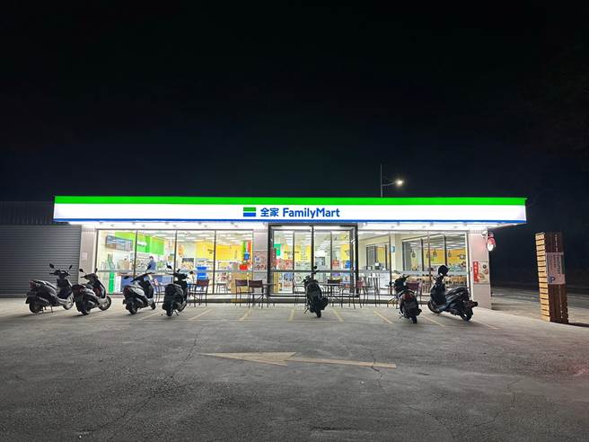 陈姓男子涉嫌至大湖乡某超商未付款劫走订购的苹果手表。（读者提供／谢明俊苗栗传真）