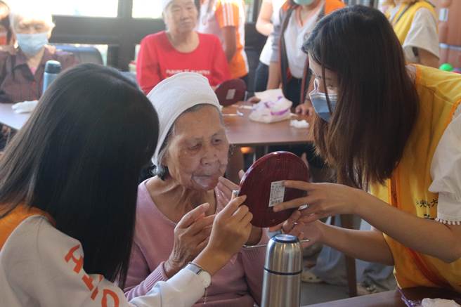 弘光科大老福系和青年高中美容科，携手到日照中心做化妆疗法服务。(弘光科大提供)