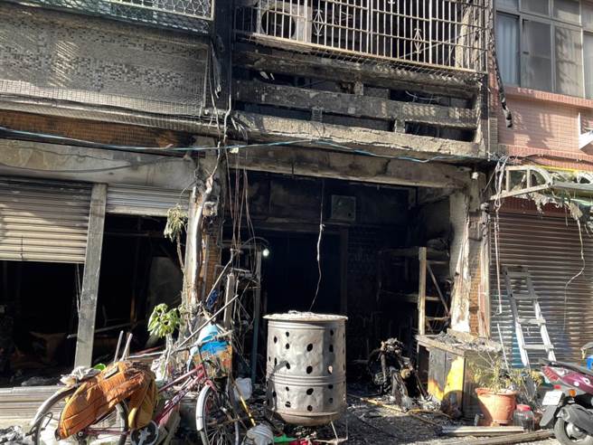 高雄市前镇区1栋透天楼房今天凌晨发生火警。（洪靖宜摄）